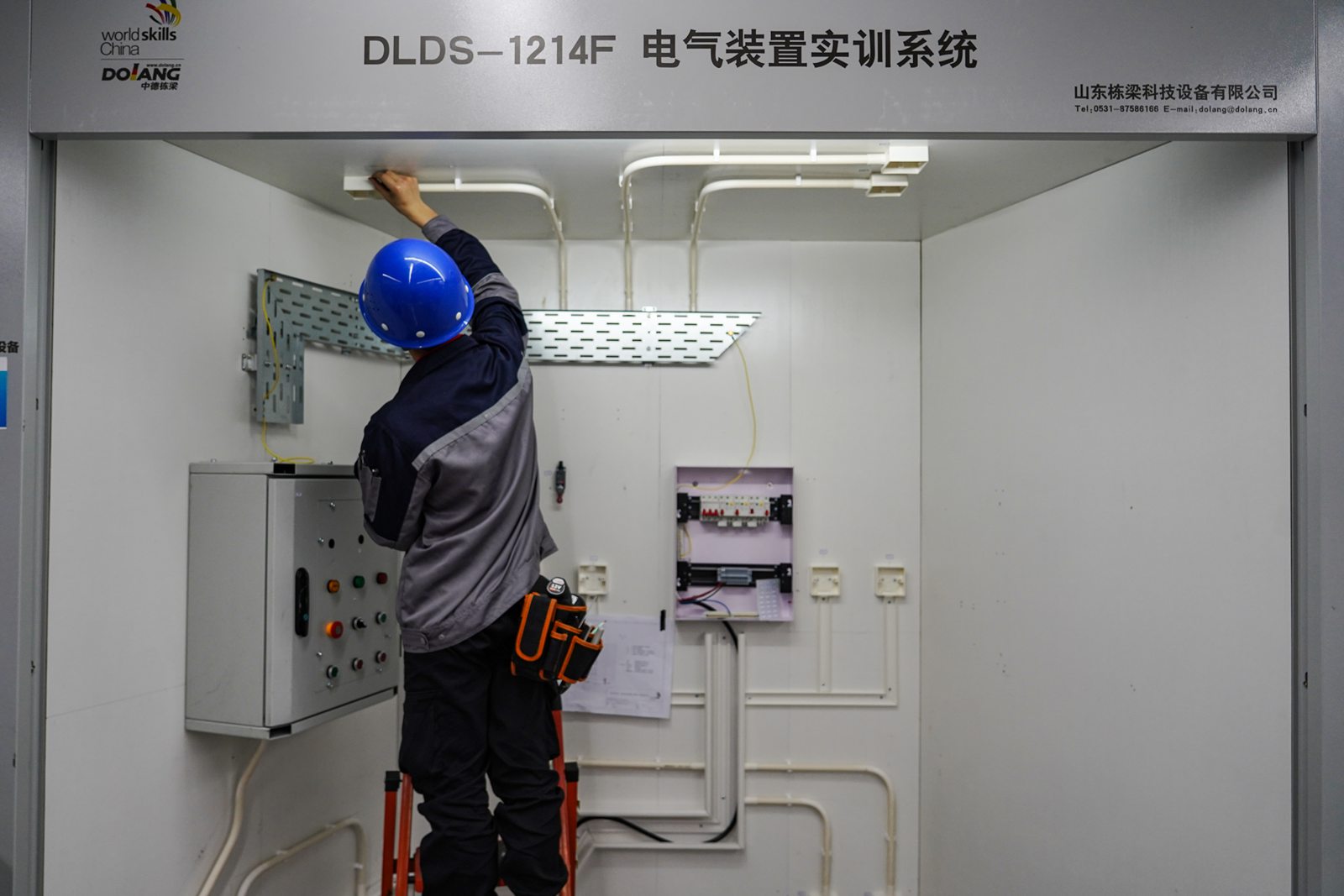 選手在電氣裝置賽項中比賽。高琦攝