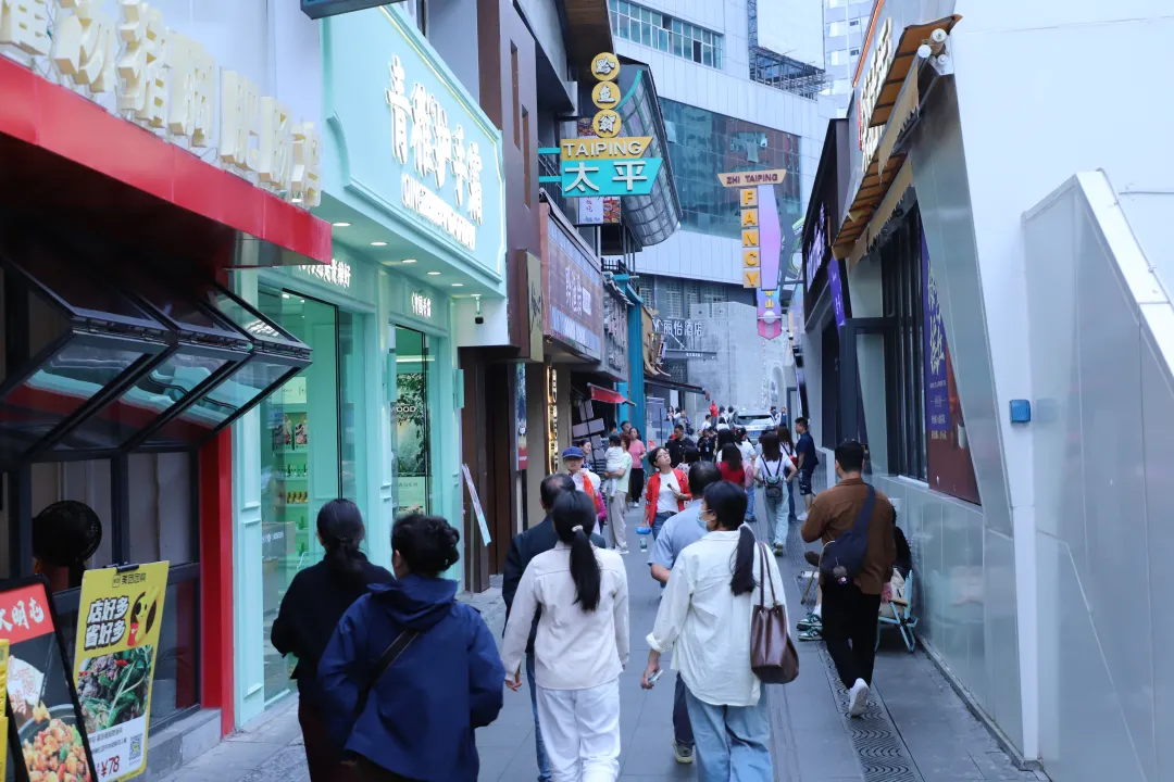 市民游客在太平路“逛吃”。郭然攝