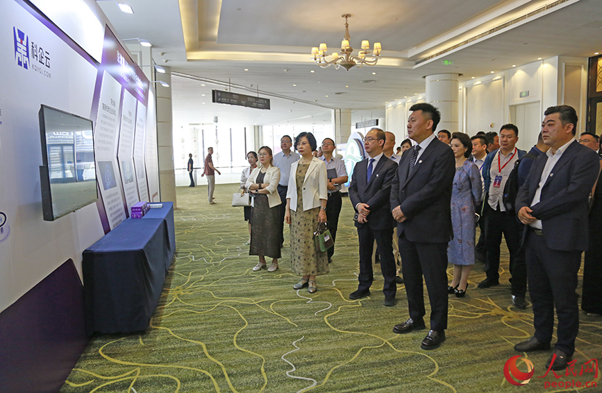 與會嘉賓聽取京津冀三地高新技術(shù)企業(yè)發(fā)展情況介紹。人民網(wǎng)記者 崔新耀攝