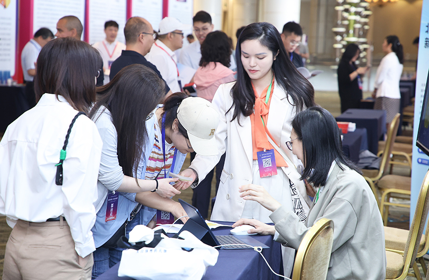 參會嘉賓在展位前了解企業(yè)情況。主辦方供圖