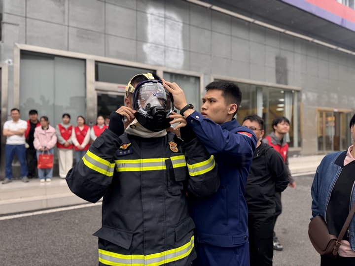 消防員在進行消防裝備實操演示 胡鳳至 攝.jpg