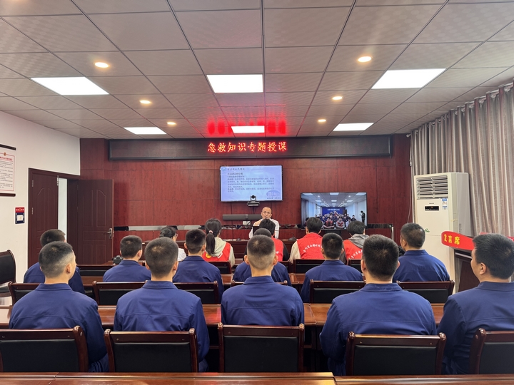 金沙縣人民醫院的專家開展急救知識專題搜課 胡鳳至 攝.jpg