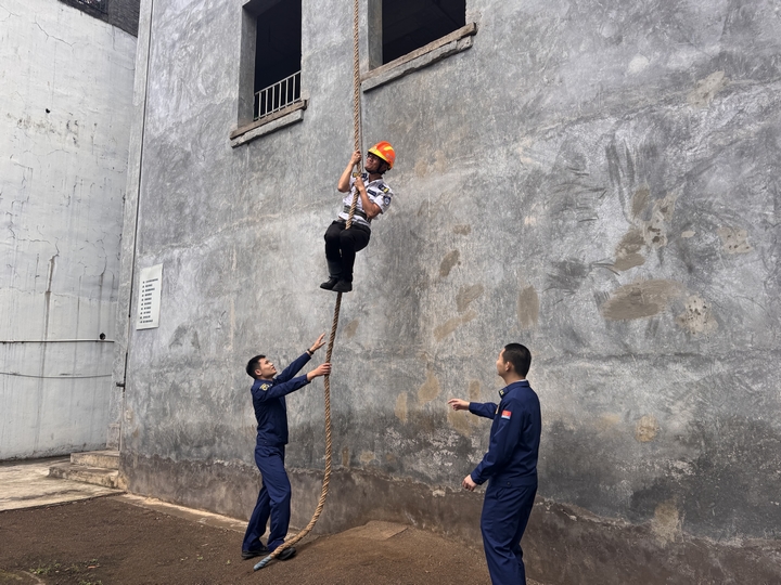 消防員演示繩索速降技能 胡鳳至 攝.jpg