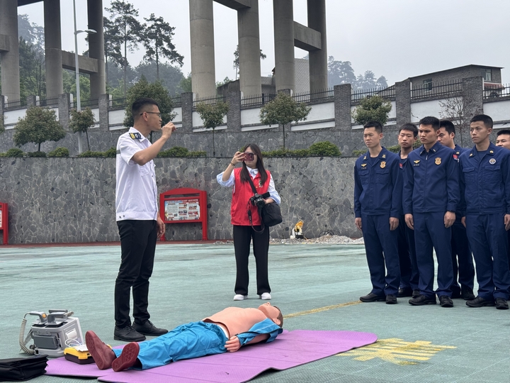 消防員正在講解相關急救知識 胡鳳至 攝.jpg