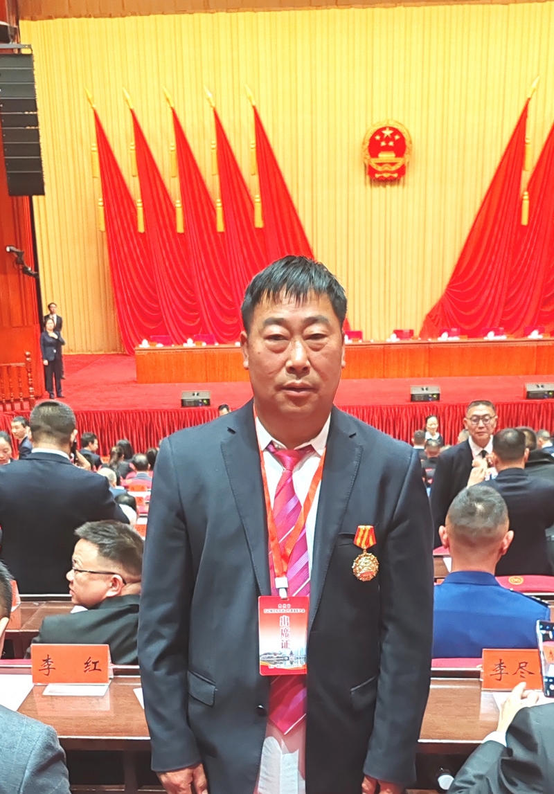 管彥坤在全省勞動模范和先進工作者表彰大會現(xiàn)場留影。