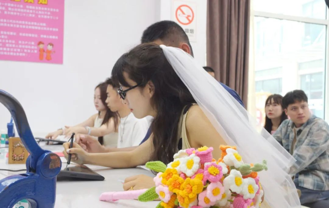 新人甜蜜“領(lǐng)證” 。