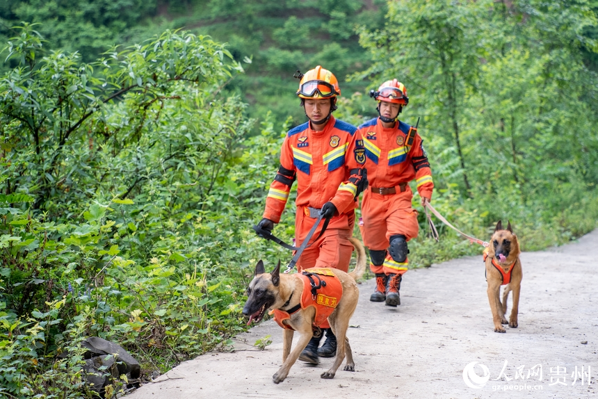 5月23日拍攝的大方縣果瓦鄉(xiāng)慶陽(yáng)村山體滑坡現(xiàn)場(chǎng)。人民網(wǎng) 涂敏攝