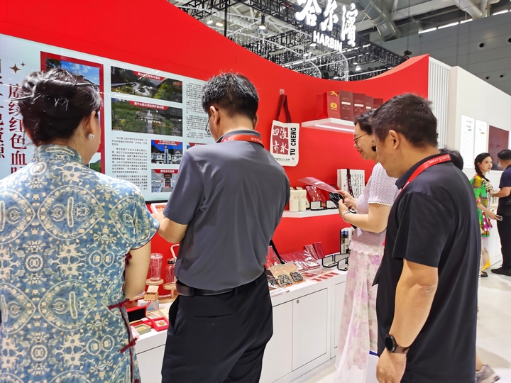 3、觀眾參觀四渡赤水紀念館文創產品 。 習水縣融媒體中心供圖.jpg