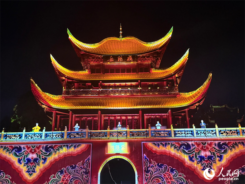 光影點亮岳陽樓。人民網記者 吳茜薇攝