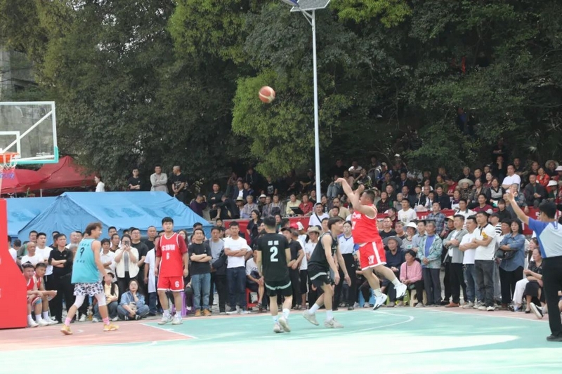 _織金縣貓場鎮(zhèn)舉行“振興杯”籃球賽活動圖片。