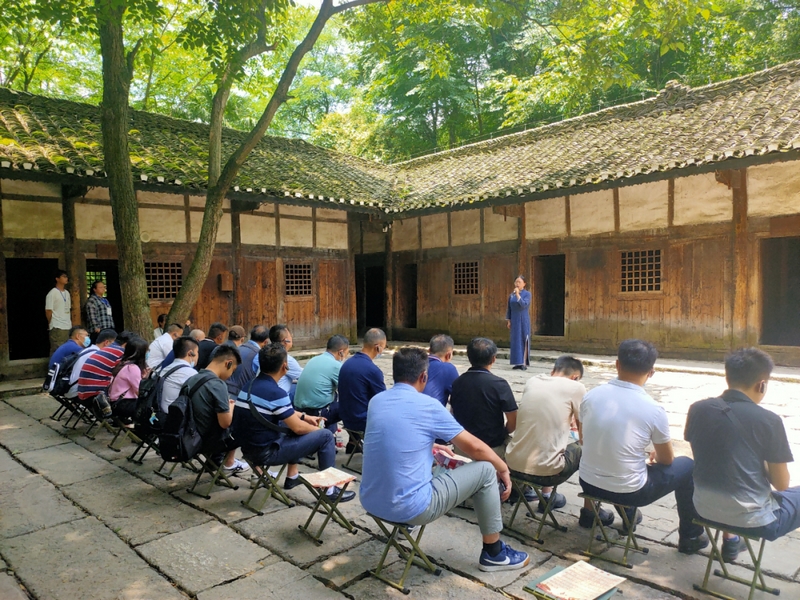 息烽集中營革命歷史紀念館正在上演《我叫張露萍》情景劇。