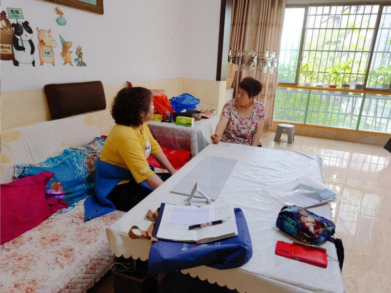 新華社區(qū)工作人員孫仲毅走訪轄區(qū)居民。