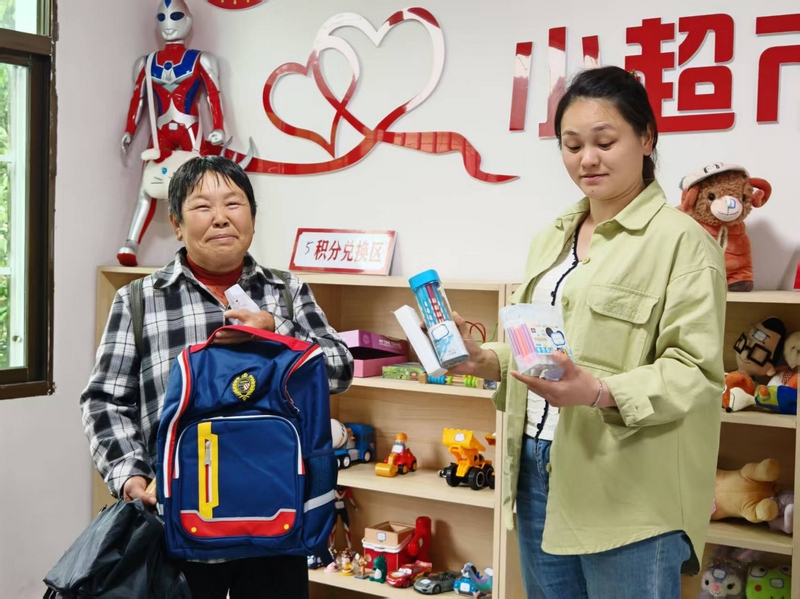 村民到興隆村“積分超市”兌換禮品。