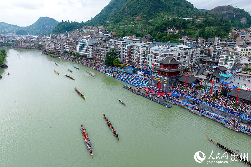 貴州鎮遠第四十一屆賽龍舟文化節開幕式現場。人民網記者 涂敏攝