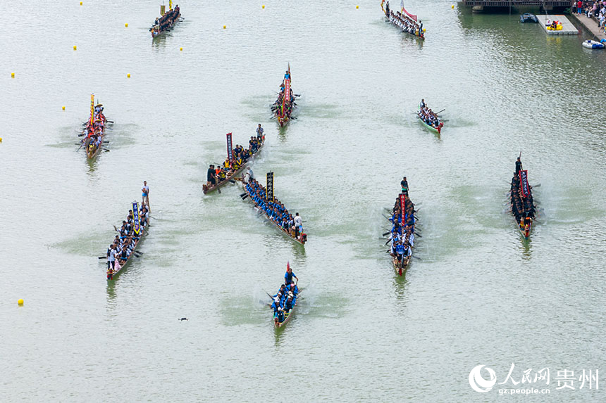 開幕式現(xiàn)場的龍船游江。人民網(wǎng)記者 涂敏攝