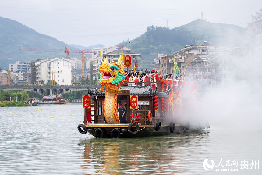 開幕式現(xiàn)場的龍船游江。人民網(wǎng)記者 涂敏攝
