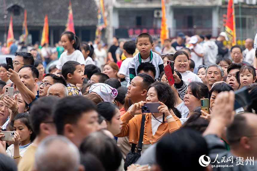 賽龍舟文化節(jié)的陸上游行現(xiàn)場。人民網(wǎng)記者 涂敏攝