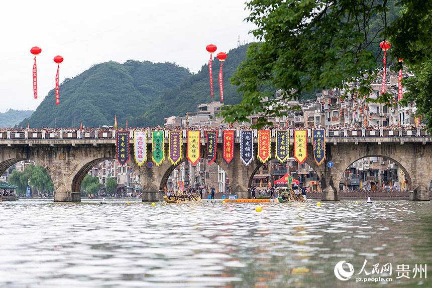 賽龍舟文化節的傳統龍舟賽現場。人民網記者 涂敏攝
