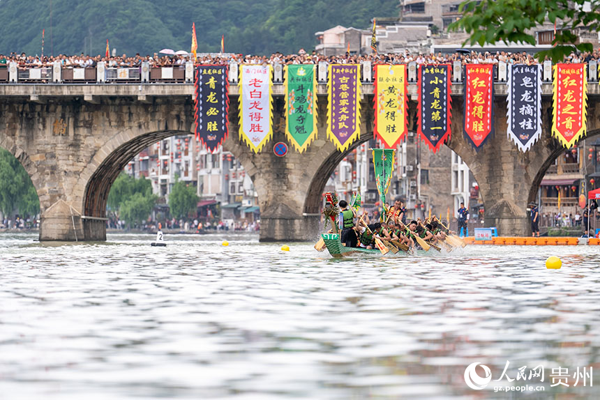 賽龍舟文化節的傳統龍舟賽現場。人民網記者 涂敏攝