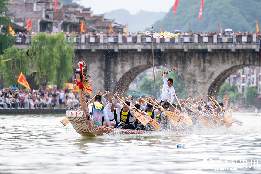 賽龍舟文化節的傳統龍舟賽現場。人民網記者 涂敏攝