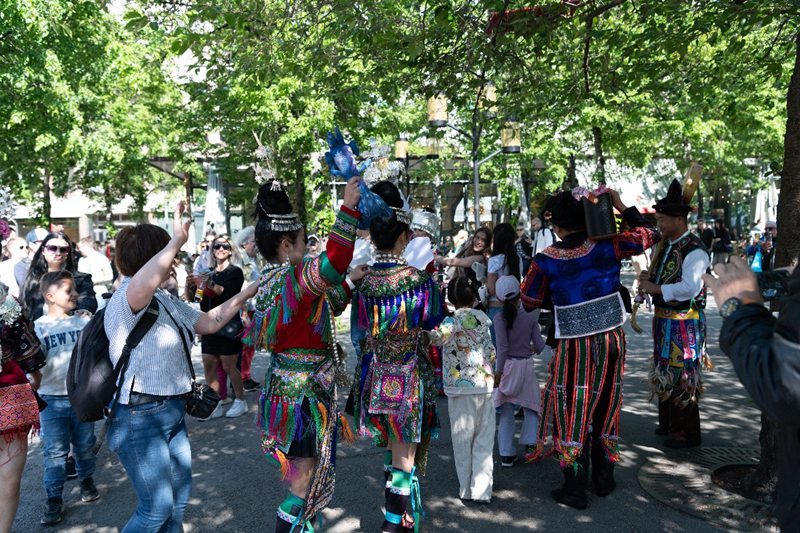 多彩貴州“快閃”吸引市民互動體驗。