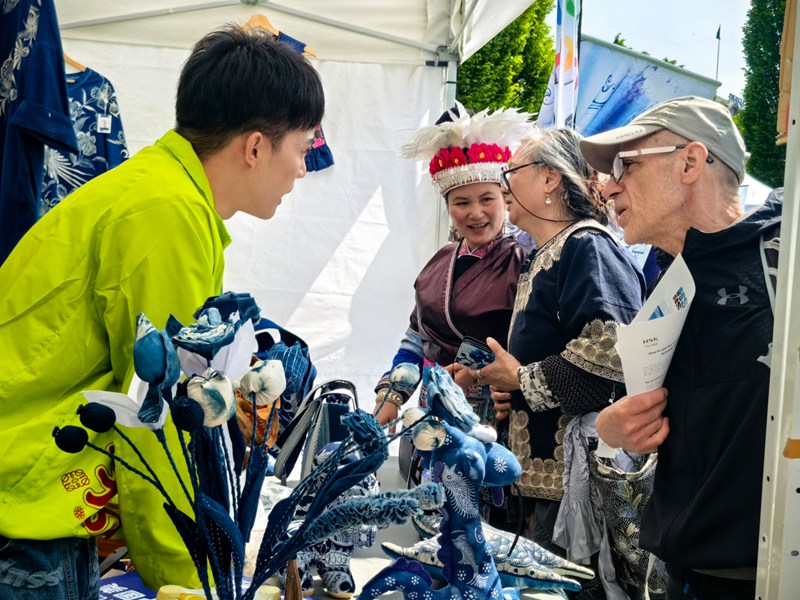 非遺苗繡引得觀眾紛紛駐足。