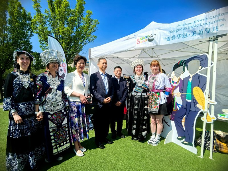 大使夫婦在貴州服飾展區前合影。