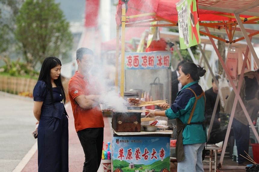 游客購買羊肉串。