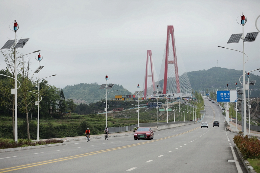 騎手穿越龍里河大橋。