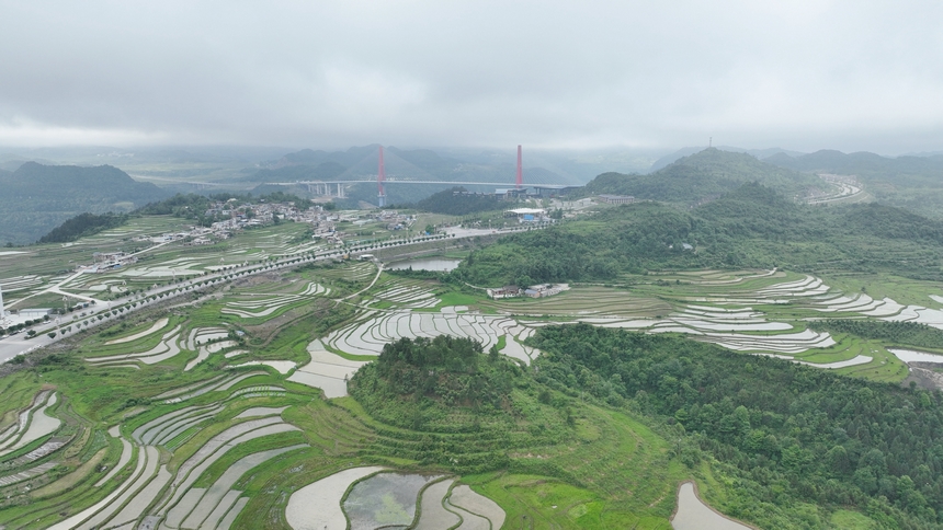 航拍龍里河大橋。