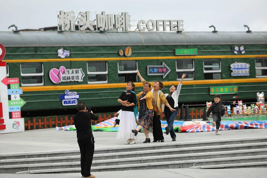 有模有樣, 這個(gè)打卡造型我也會(huì)。