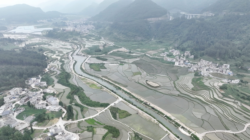 航拍桃花山魚鱗壩。