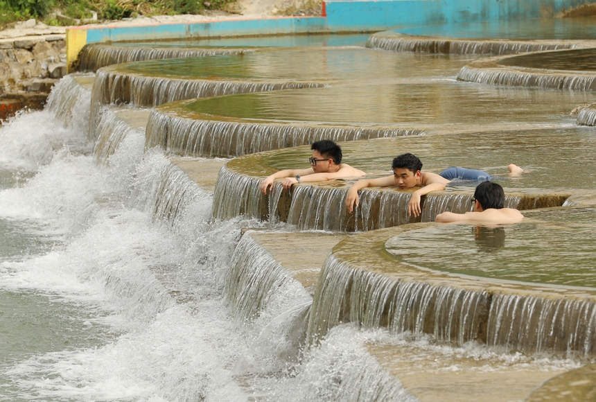 享受河水帶來的清涼。