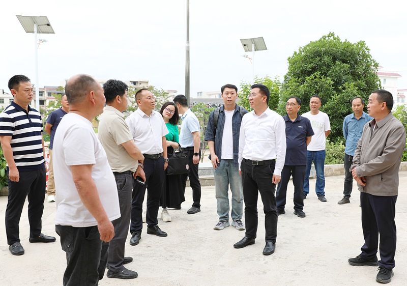 與當地干部溝通交流。