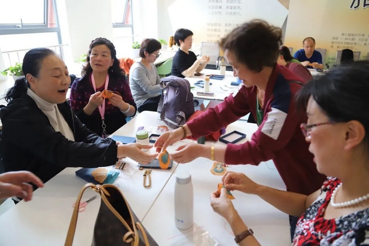 4、 市民在區圖書館參加“閱見觀山湖·黔藝流傳——香溢端午 書韻悠長”活動。.jpg