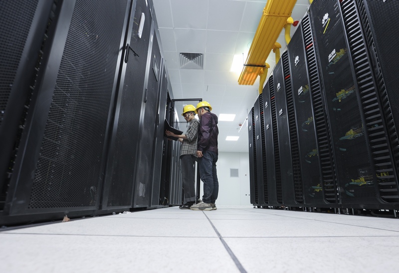 全國一體化算力網絡國家(貴州)樞紐節點主算力基地機房內 ,技術人員正在測試。石照昌攝