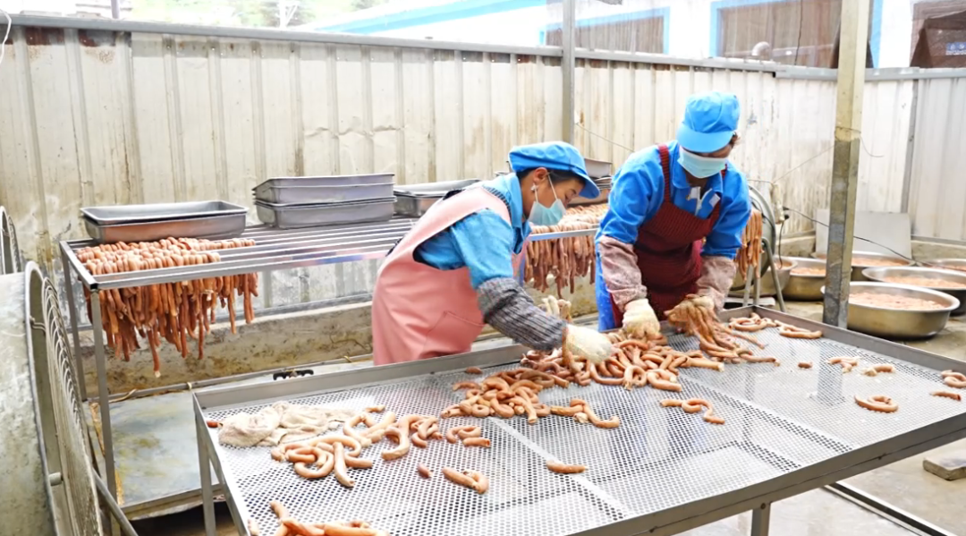 工人正在腌制小腸。