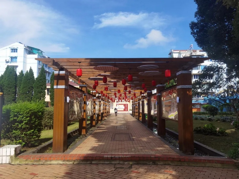 中天花園小區(qū)文化長(zhǎng)廊。