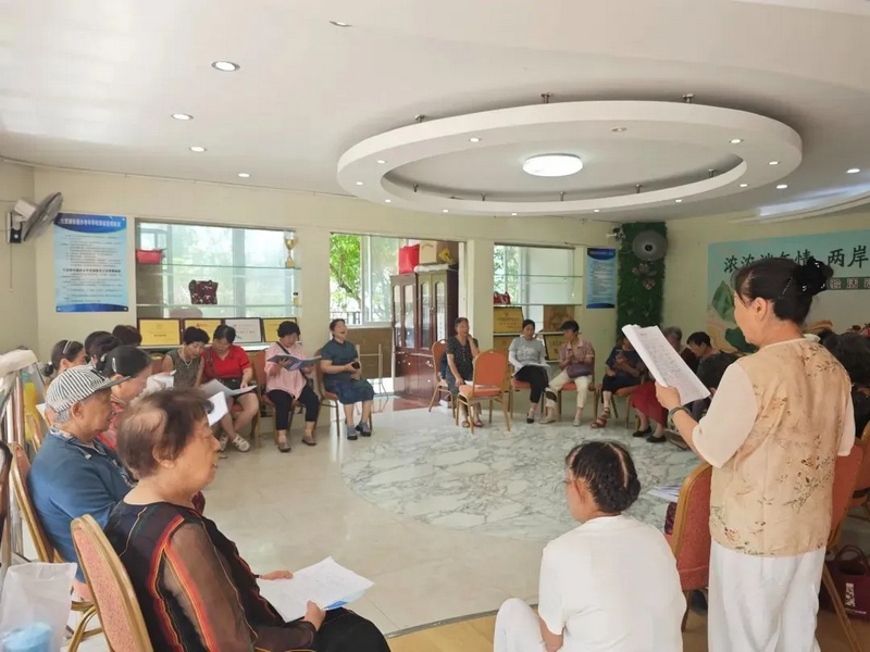 中天花園小區(qū)老人們?cè)诖鬆I(yíng)路街道綜合文化服務(wù)站的“幸福社”多功能廳排練唱歌。