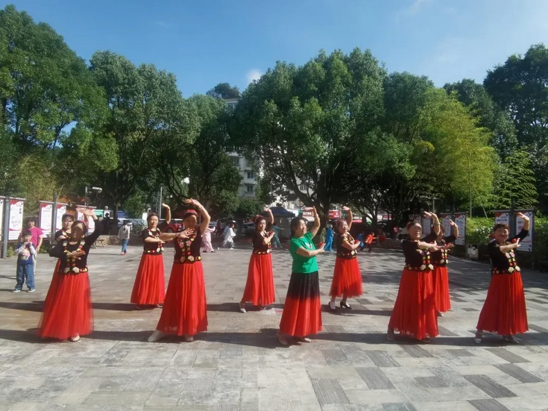 中天幸福社居民在中天花園小區(qū)的廣場(chǎng)上排練舞蹈。