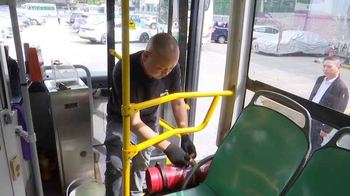 工作人員對高考接送的車輛進行全面安全排查 王方 攝.jpg