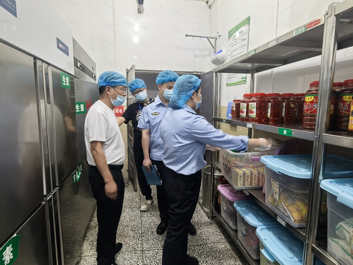 工作人員對考點周邊餐飲單位及校園食堂進行檢查。王方 攝 (2).jpg