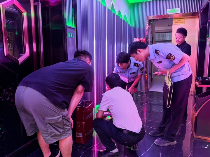 工作人員開展“靜音護考”專項行動。王方 攝 (2).jpg