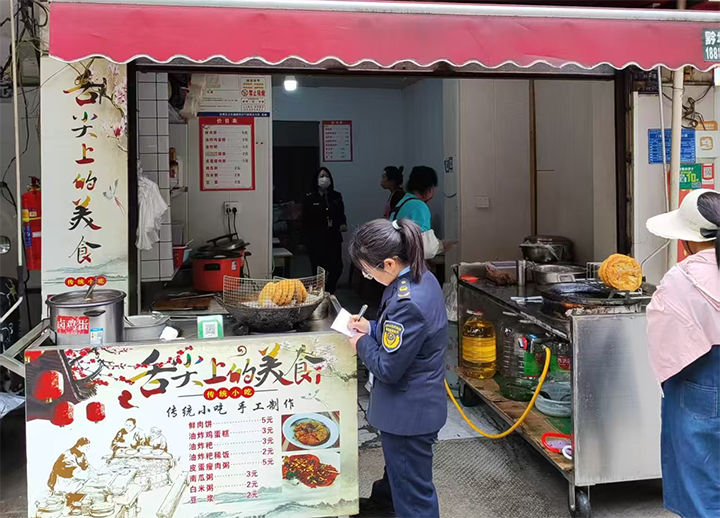 開展食品安全隱患檢查現(xiàn)場(chǎng)。