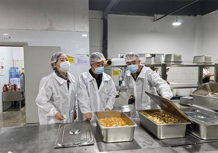 開展食品安全隱患檢查現(xiàn)場(chǎng)。