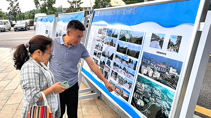 向群眾介紹展板。