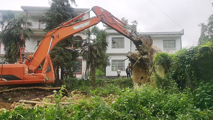 挖機(jī)正在清理高風(fēng)險(xiǎn)的殘?jiān)珨啾?。吳艷禹攝