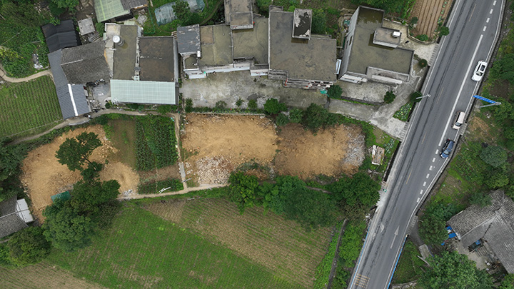 柳塘鎮(zhèn)清理的殘?jiān)珨啾凇瞧G禹攝