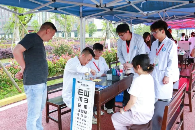 麥迪格眼科醫院團隊開展檢查和科普。