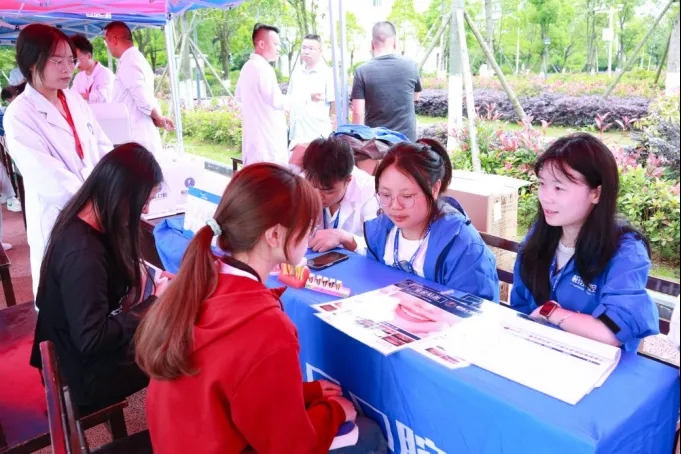 柏樂口腔醫生團隊接待師生咨詢。